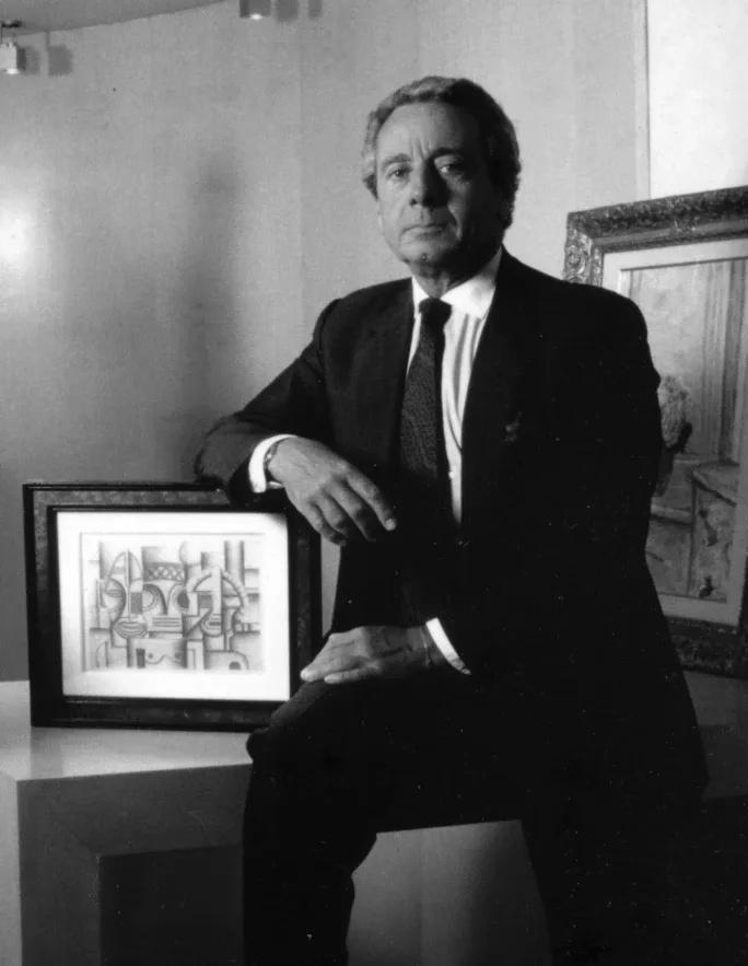 Jean-Claude Bellier au sein de sa galerie d’art moderne, Paris, années 1980.