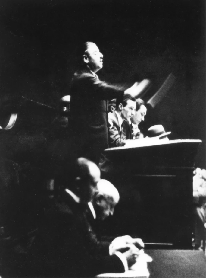Maître Alphonse Bellier dirigeant une vente aux enchères d’art à la Galerie Georges Petit, Paris, 1932. Photographie de Marianne Breslauer.