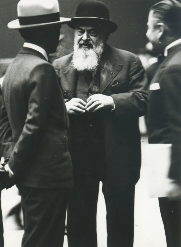 Échanges entre Alphonse Bellier, le marchand Léonce Rosenberg et Tristan Bernard lors de la dispersion de la collection Silberberg, galerie Georges Petit, Paris, 1932.