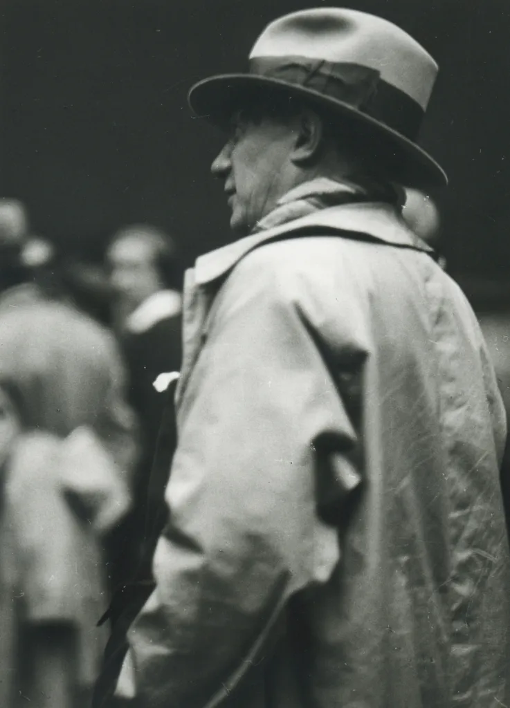 Pablo Picasso assistant à la dispersion de la collection Silberberg, Galerie Georges Petit, Paris, 1932. Photographie de Marianne Breslauer © Walter & Konrad Feilchenfeldt / Courtesy Fotostiftung Schweiz.